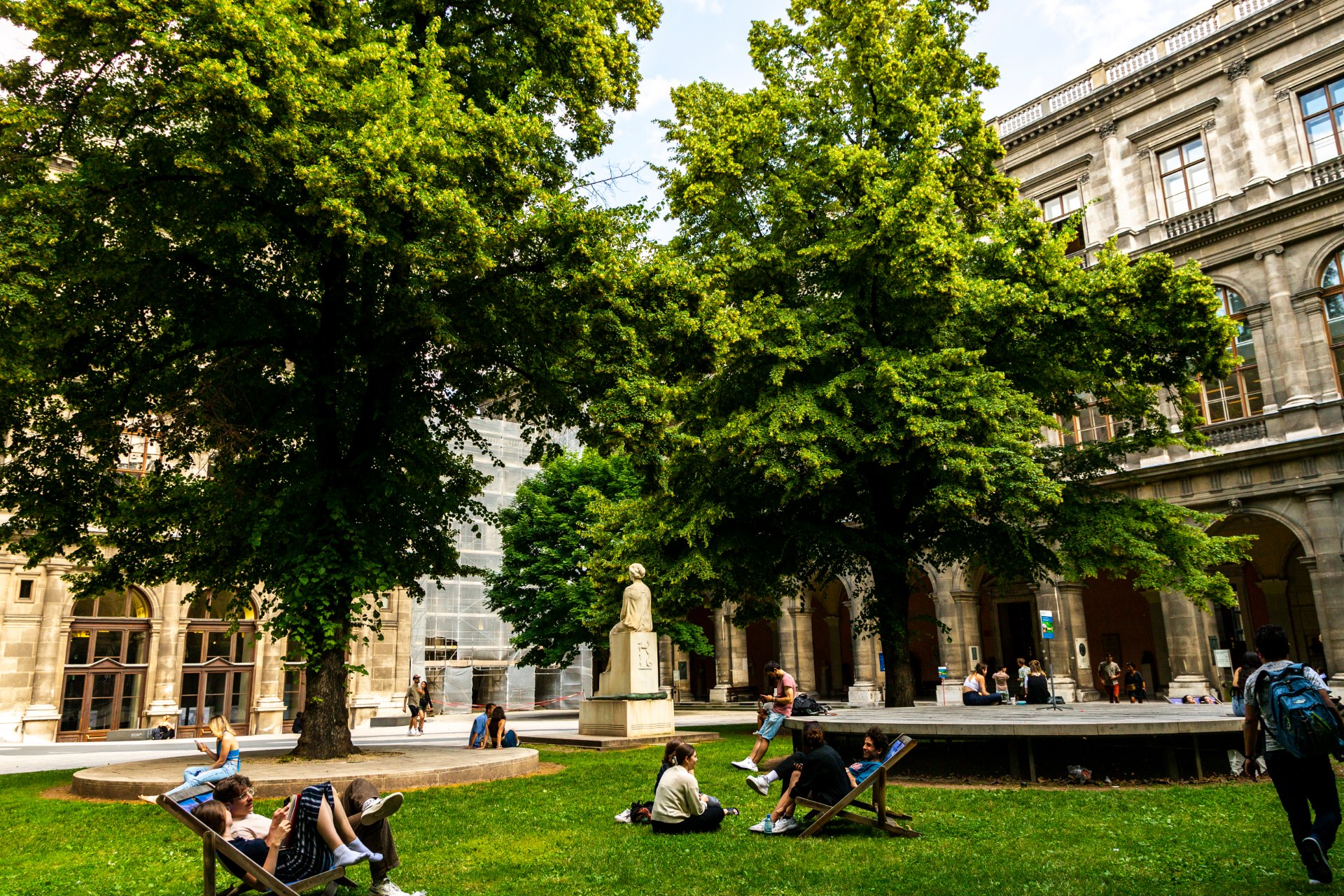 Studenti odpočívají na arkádovém nádvoří Vídeňské univerzity